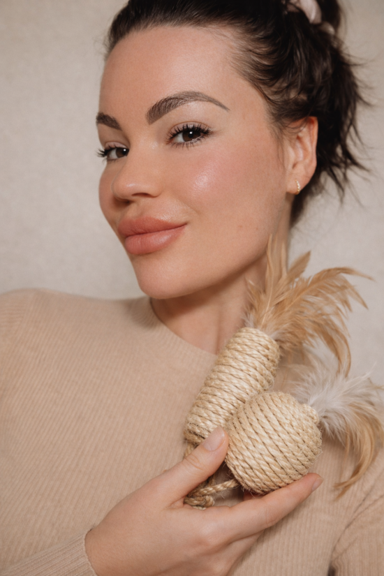 Laura ist Gründerin von LionsLike und beschäftigt sich intensiv mit dem Einfluss von Materialien auf das Verhalten von Katzen. Mit ihrer Marke entwickelt sie reduzierte, natürliche Produkte.