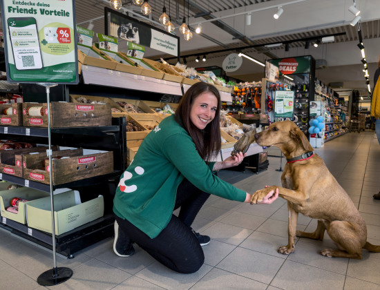 Mitarbeiterin Sarah H. mit Erdmuthe Meyhöfers Hund Flausi an der großen Snackbar. Mitarbeiterin Sarah H. mit Erdmuthe Meyhöfers Hund Flausi an der großen Snackbar.