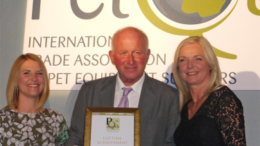 Roger Mugford erhält PetQuip Lifetime Award