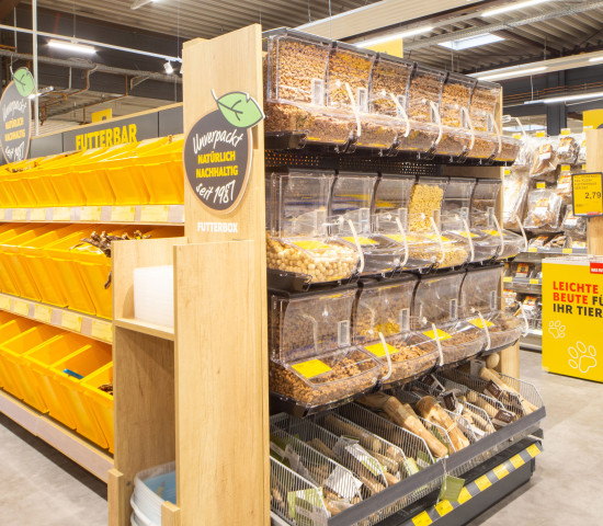 Ein Markenzeichen des neuen Marktkonzepts der Fachhandelskette Das Futterhaus ist die Futterbar mit ihrem Unverpackt-Konzept.