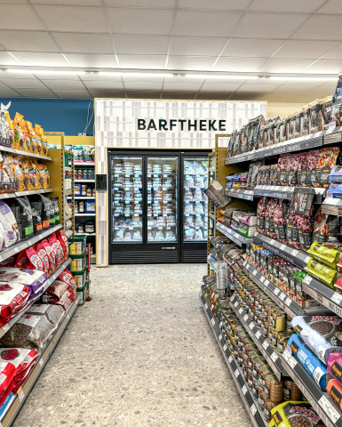 Eine moderne Barf-Kühltheke gehört natürlich zum Geschäft. Eine moderne Barf-Kühltheke gehört natürlich zum Geschäft.