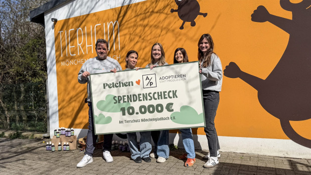 Martin Rütter (l.) hat dem Tierheim Mönchengladbach eine Spende von 10.000 € überbracht.