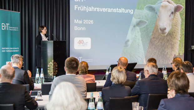 BfT-Vorsitzende Julia von Gablenz eröffnet die diesjährige Frühjahrsveranstaltung unter dem Titel „Erfahrung trifft Zukunft: Tiergesundheit im Wandel“.