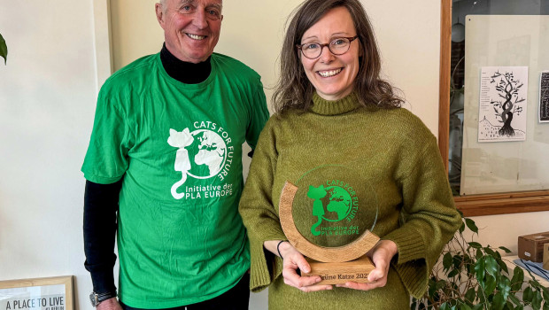 Michael Behnke, Sprecher von Cats for Future, überreichte den Preis an Claudia Kapfer, Geschäftsführerin der Grünen Liga Berlin.