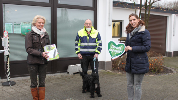 Veronika Kröger (Wahl), Frank Schankat (Tierheimleiter Krefeld) und Claudia Bethke von der Fressnapf-Initiative „Tierisch engagiert“ (von links).