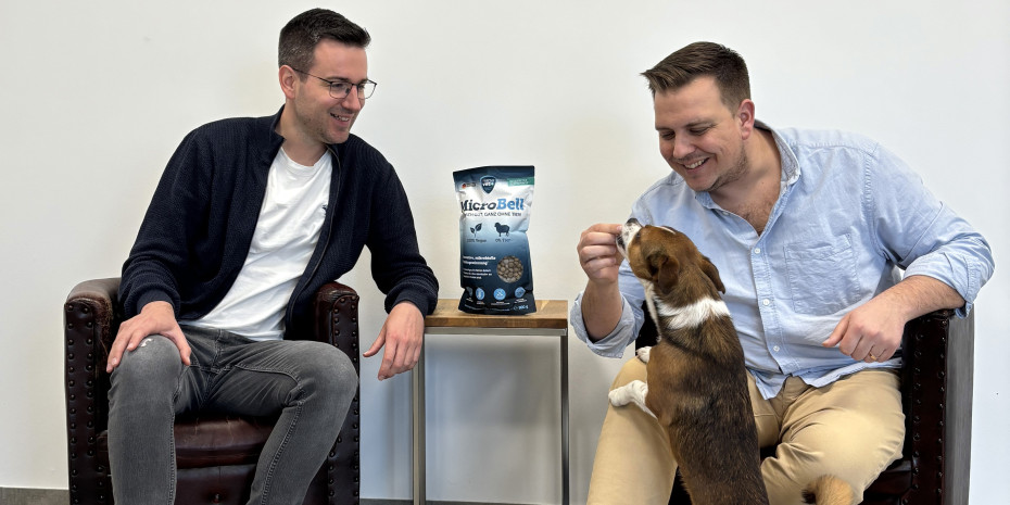 Geschäftsführer Marcel Hoffmann (links) und Vertriebsleiter Bert Fuhrmann setzen mit „MicroBell“ auf innovatives Proteinkonzept ohne tierisches Eiweiß – auch beim neuen Snack und Nassfutter. Geschäftsführer Marcel Hoffmann (links) und Vertriebsleiter Bert Fuhrmann setzen mit „MicroBell“ auf innovatives Proteinkonzept ohne tierisches Eiweiß – auch beim neuen Snack und Nassfutter.
