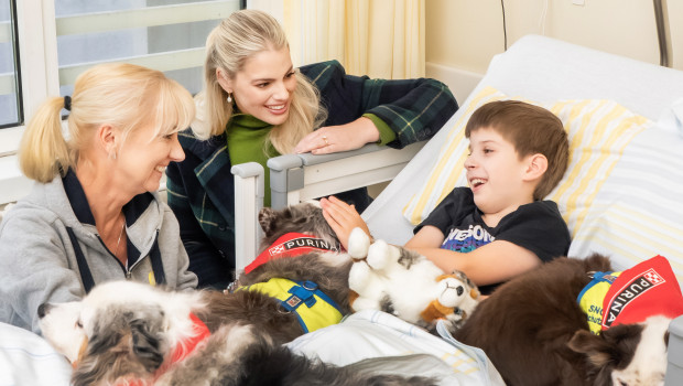 Angelina Kirsch und Jacqueline Boy (links) mit den Hunden Snow, Tiffany und Sky besuchen Till in der Klinik. Angelina Kirsch und Jacqueline Boy (links) mit den Hunden Snow, Tiffany und Sky besuchen Till in der Klinik.