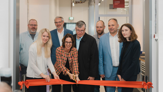 Raum für Zukunft eröffnet (v.l.n.r.): Rouven Lampe (Tesium), Denise Bochmann (Ausbildungsleiterin Symrise), André General (Leiter Personal EAME Symrise), Stephanie Coßmann (Vorstand für Personal, Recht & Nachhaltigkeit, Arbeitsdirektorin Symrise), Michael Wolters (IGBCE), Daniel Schünemann (Tesium), Michael Schünemann (Landrat Holzminden) und Alena Friese (Stadt Holzminden). Raum für Zukunft eröffnet (v.l.n.r.): Rouven Lampe (Tesium), Denise Bochmann (Ausbildungsleiterin Symrise), André General (Leiter Personal EAME Symrise), Stephanie Coßmann (Vorstand für Personal, Recht & Nachhaltigkeit, Arbeitsdirektorin Symrise), Michael Wolters (IGBCE), Daniel Schünemann (Tesium), Michael Schünemann (Landrat Holzminden) und Alena Friese (Stadt Holzminden).