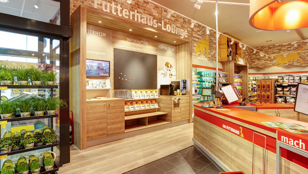 Eine Futterhaus-Lounge neben dem Eingang bietet den Kunden reichhaltige Informationsmöglichkeiten, aber auch die Gelegenheit, den Einkaufsbummel durch einen Kaffee noch zusätzlich zu verschönern.