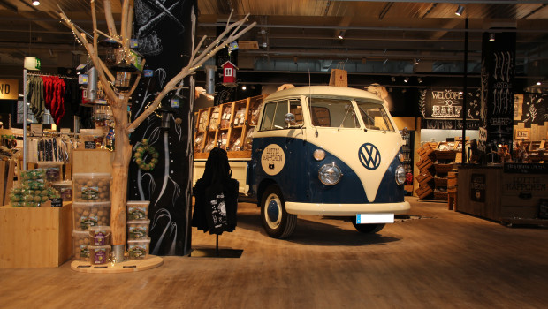 Ein klassischer VW-Bus dient als Blickfang im Eingangsbereich, direkt an der Fläche von „Lottis Häppchen“.
