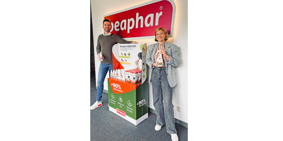 Georg Wolberg, Marketing- und Produktmanager, mit Laura Herr, Content und Social Media Manager, inszenieren die „Keep Off“-Serie aufmerksamkeitsstark.