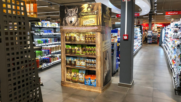 In rund 70 Rewe-Center-Märkten ist „Wolfsblut“ mit fest eingeplanten Displays erhältlich.