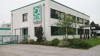 JBL setzt Strom aus regenerativen Quellen ein