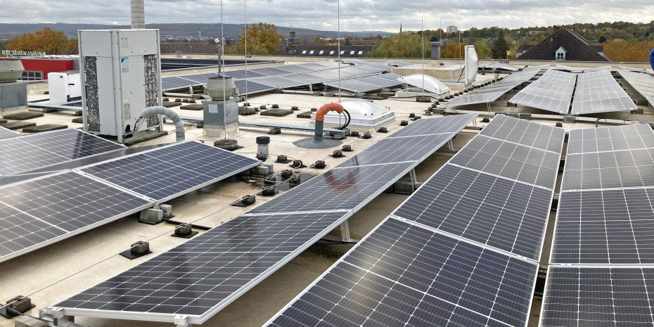 Ein Teil der Photovoltaikmodule auf dem Dach der Sagaflor.