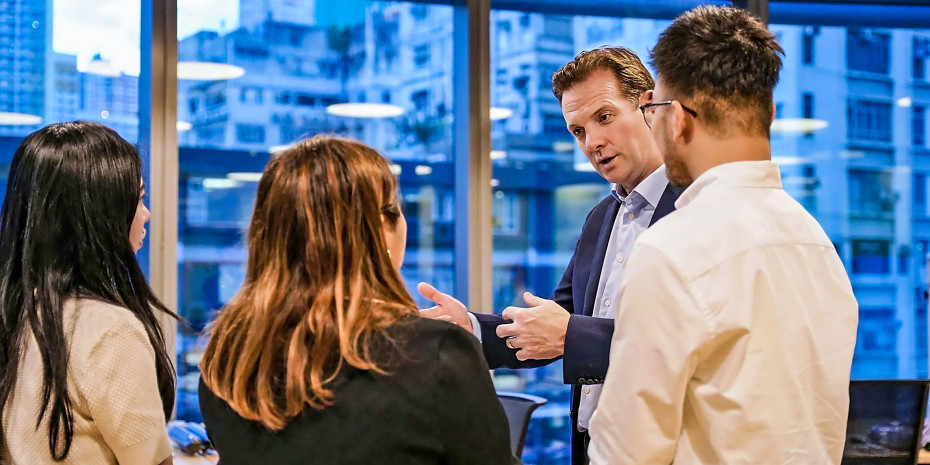 Der neue Fressnapf-CEO Matt Simister im Gespräch mit Kollegen bei der Eröffnung des Asia Office in Hong Kong.