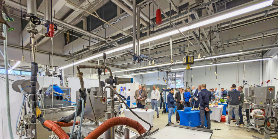 Gäste bei der Fachausstellung im KIN-Produktentwicklungszentrum Technikum. Gäste bei der Fachausstellung im KIN-Produktentwicklungszentrum Technikum.