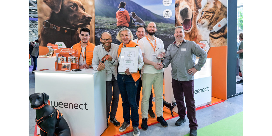Julius Seb“o, Gründer von Julius-K9 (2.v.l.), Weenect-Co-Gründerin Bénédicte de Villemeur (M.) und Business Manager Franck Théry (2.v.r.) bei der Preisübergabe mit pet-Chefredakteur Oliver Mengedoht (r.) auf der Zoomark in Bologna. 