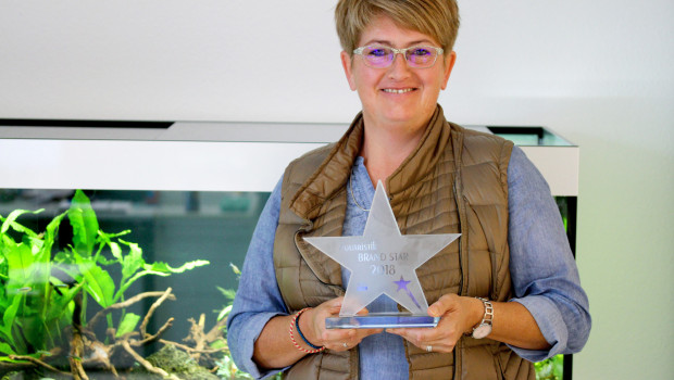 Sylviane Scheidler (Leitung Vertrieb International) nahm den Award in der Firmenzentrale in Empfang.