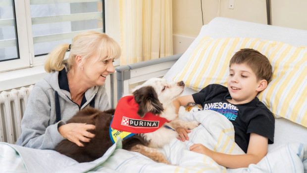 Eine neue repräsentative Purina-Studie zeigt: Große Mehrheit der Deutschen wünscht sich mehr tiergestützte Therapie. Doch es fehlt noch an Angeboten, vor allem für Kinder. Eine neue repräsentative Purina-Studie zeigt: Große Mehrheit der Deutschen wünscht sich mehr tiergestützte Therapie. Doch es fehlt noch an Angeboten, vor allem für Kinder.
