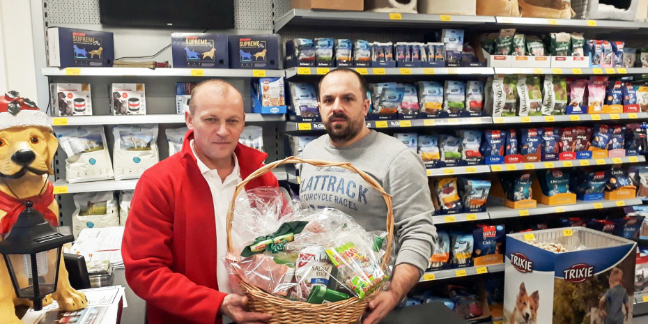 FutterMix, Mike Reckeweg (rechts) gratuliert Sergej Perschin 
