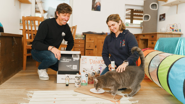 Mit einem Jahresvorrat an Katzenfutter unterstützt The Goodstuff den Lichtblickhof – ein Kinderhospiz in Wien, das auch Tiere in den Therapiealltag integriert.