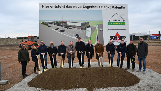 Der Spatenstich ist erfolgt (von links): Wolfgang Gattringer, Caroline Meindl, Markus Waltenberger, BM Christian Pirringer, Mag. Sven Carich, Hermann Schaupp, Dir. Gerhard Kamleithner, Obmann Franz Jetzinger, Gerald Wimmer, SPL Peter Dullinger, SPL Ing. Josef Buchberger, Polier Daniel Leichtfried und Mario Linninger.