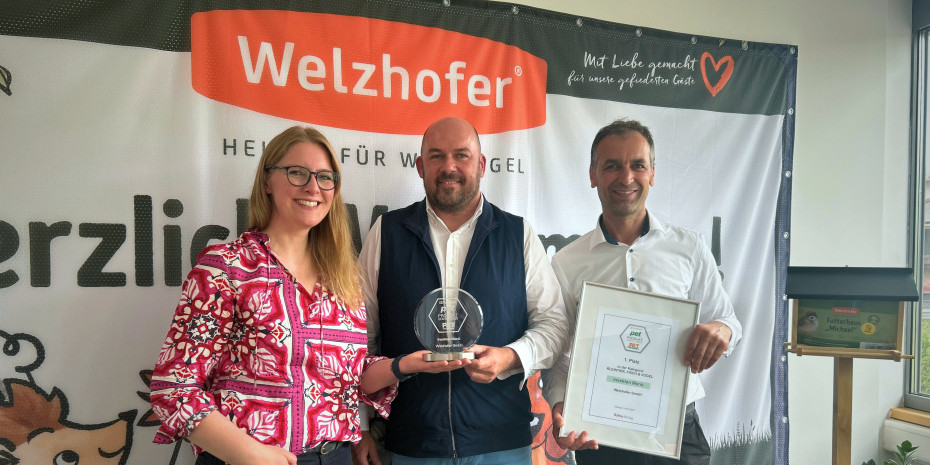 Die Verleihung des Preises für das pet und PET worldwide Produkt des Jahres 2024/2025 erfolgte am Firmensitz an Schönebach: die Geschäftsführer Anton Welzhofer (r.) und Steven Sagrodnik mit pet-Redakteurin Sarah Daubert.