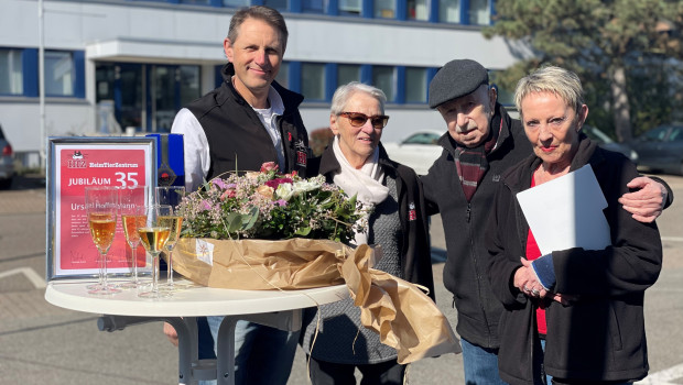 Alexander Eckel und seine Eltern Gertrude und Josef Eckel, die auch Firmengründer sind, gratulieren Ursel Hoffmann zu ihrem 35-jährigen Firmenjubiläum.