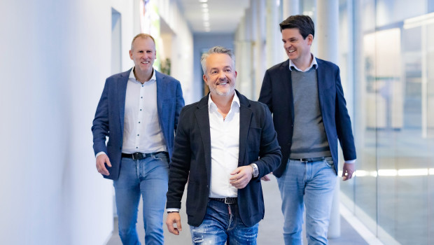 Fressnapf setzt seinen Erfolgsweg konsequent fort. Das Bild zeigt die beiden Geschäftsführer Dr. Johannes Steegmann (rechts) und Dr. Christian Kümmel (links) mit Firmengründer und -inhaber Torsten Toeller (Mitte).