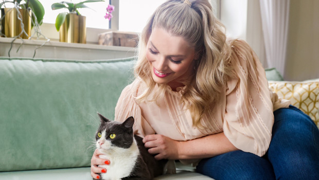 Anfang des Jahres hat die TV-Moderatorin Angelina Kirsch den anderthalbjährigen Kater Balu adoptiert. Balu leidet an Ataxie, die Krankheit ist nicht mit Schmerzen verbunden.