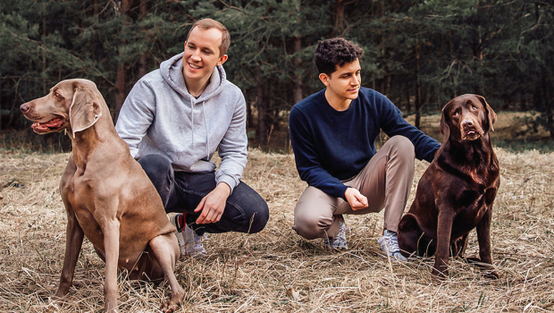 Mammaly wurde 2020 von Stanislav Nazarenus (links) und Alexander Thelen mit der Mission gegründet, Haustieren auf der ganzen Welt zu einem gesünderen und aktiveren Leben zu verhelfen.
