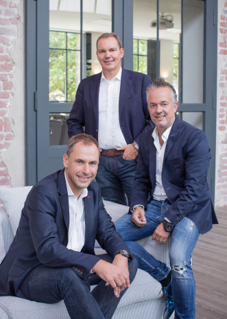 Die beiden neuen Geschäftsführer (von links) Dr. Hans-Jörg Gidlewitz und Alfred Glander mit Torsten Toeller, der Vorsitzender des Verwaltungsrats bleibt. Foto: Fressnapf Holding SE
