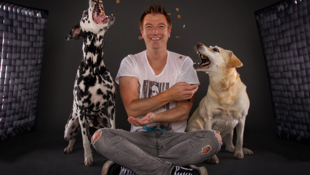 Christian Vieler hat sich auf außergewöhnliche Schnappschüsse mit Hunden spezialisiert.