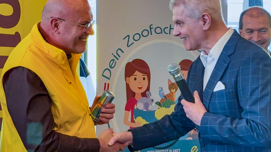 Gratulation durch den Obmann des Österreichischen Zoofachhandels, Andreas Popper (r.).