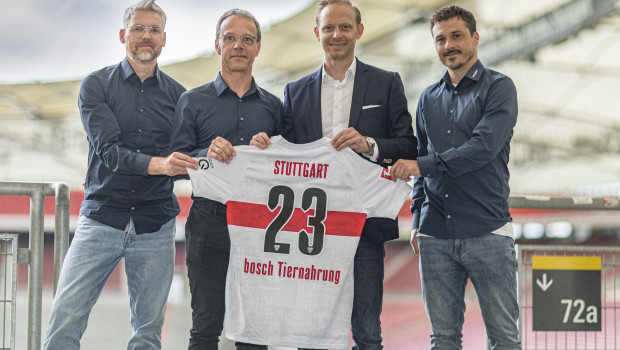 Fußball-Bundesliga trifft Heimtiernahrung (von links): Steffen Dill (Verkaufs- und Marketingleiter Bosch), Gerd Kastler (Geschäftsführer Bosch), Rouven Kasper (VfB Stuttgart) und Benjamin Langhans (Gebietsverkaufsleiter Bosch).