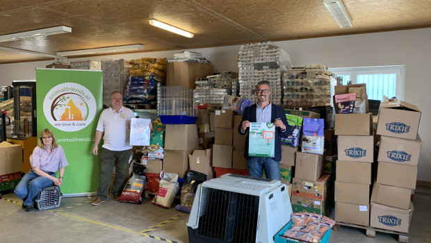 Tierisch engagiert (von links) sind Renate und Michael Ruttner von Animalfriends.at sowie Thomas Kerschbaumer (Sales Director Fressnapf Österreich). Tierisch engagiert (von links) sind Renate und Michael Ruttner von Animalfriends.at sowie Thomas Kerschbaumer (Sales Director Fressnapf Österreich).