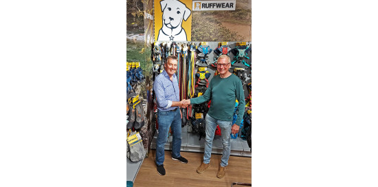 Andrew Geere, CEO der Accapi Group mit Frank Weber, Inhaber des Zoofachhandelsunternehmens Hundemaxx, im neuen „Ruffwear Competence Centre“ in München.