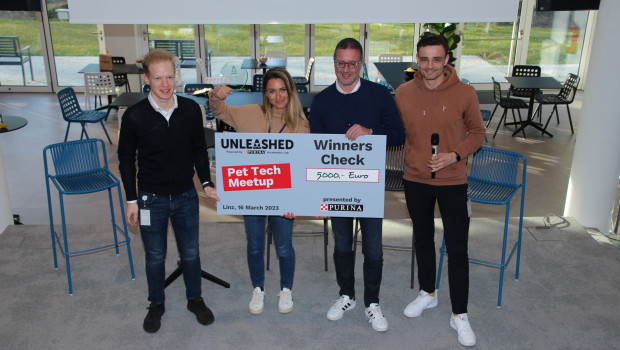 Chloe Fabiani nahm den 5.000-Euro-Scheck in der Digi-Tech-Kategorie von Nestlé Purina für ihre Paaw-App entgegen.