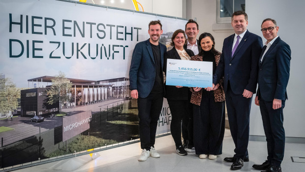 Jonathan Roberz und Kate Bekers, COO und CEO von MicroHarvest, mit Gitta Connemann (Parlamentarische Staatssekretärin im Bundesministerium für Wirtschaft und Energie), Sven Schulze (Ministerpräsident von Sachsen-Anhalt) und weiteren Vertretern.