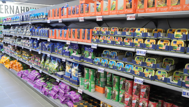 Hundenahrung nass hat einen Anteil von 79,1 Prozent am Gesamtmarkt der Eigenmarken im Lebensmittelhandel. Hundenahrung nass hat einen Anteil von 79,1 Prozent am Gesamtmarkt der Eigenmarken im Lebensmittelhandel.