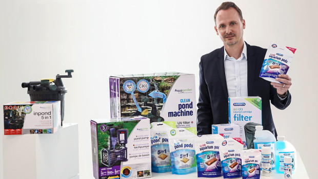Sera-Geschäftsführer Maximilian Deharde mit einigen der neuen Produkte im Portfolio.