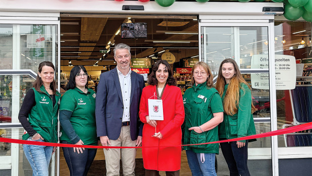 Daniela Limberger, Geschäftsführerin der Agentur für Standort und Wirtschaft, besuchte zur Eröffnung die neue Filiale rund um Thomas Kerschbaumer, Sales Director Fressnapf Österreich und das Filialteam.