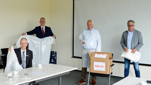 Die ersten 500 Schutzkittel wurden übergeben (von links): Wolfram Van Lessen und Cord Bockhop (Katastrophenschutzbehörde Diepholz) sowie Alfons Kruse und Detlef Stöppelmann (Mondi Steinfeld). Die ersten 500 Schutzkittel wurden übergeben (von links): Wolfram Van Lessen und Cord Bockhop (Katastrophenschutzbehörde Diepholz) sowie Alfons Kruse und Detlef Stöppelmann (Mondi Steinfeld).