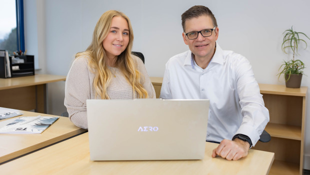 Sharon Martin (links), Projektleiterin des Fachforums Heimtier Digital, und Stephan Schlüter, Geschäftsführer Takefive-Media, planen das neue Veranstaltungskonzept.