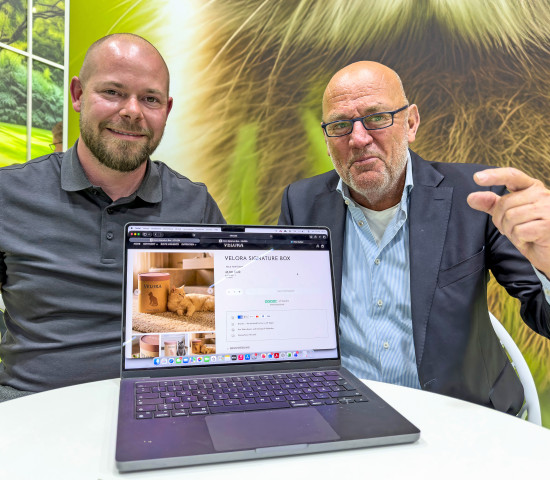 David Strittmatter (l.) und Bart Havermann zeigen Katzenstreu als Lifestyle von Catural. David Strittmatter (l.) und Bart Havermann zeigen Katzenstreu als Lifestyle von Catural.