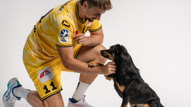 Rückraumspieler Lucas Schneider mit seinem Hund Luke.