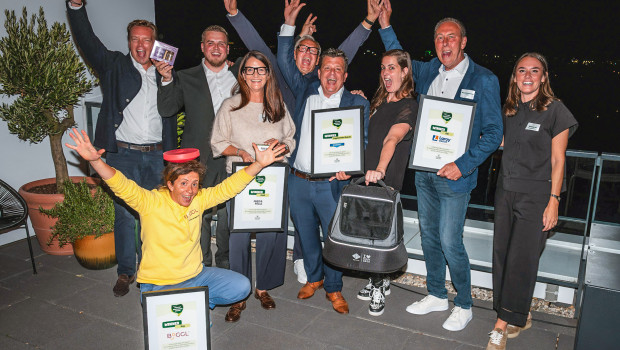 Die Gewinner jubelten mit Chief Product Officer Mikko Forsström (l.) über den Dächern von Düsseldorf. Die Gewinner jubelten mit Chief Product Officer Mikko Forsström (l.) über den Dächern von Düsseldorf.