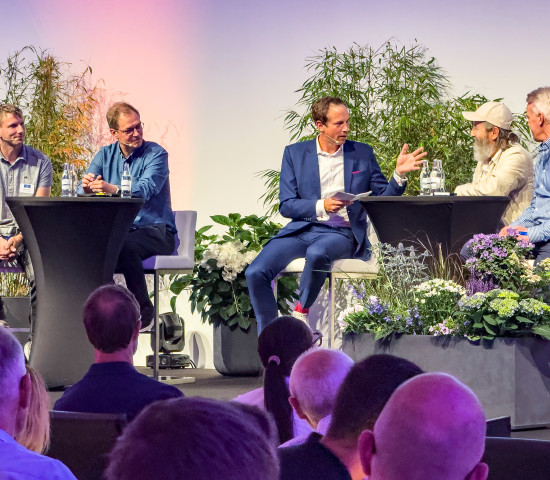 Über die veränderte Rolle der stationären Fläche diskutierten Robert Daßler (v.l.), Geschäftsführer Zoo & Co. Coswig, Alexander Kremer, Geschäftsführer Garten-Center Kremer, Moderator Dr. Johannes Berentzen von der BBE Handelsberatung, Innenarchitekt Klaus Schwitzke, Geschäftsführer Schwitzke GmbH, und Sagaflor-Vorstand Peter Pohl. Über die veränderte Rolle der stationären Fläche diskutierten Robert Daßler (v.l.), Geschäftsführer Zoo & Co. Coswig, Alexander Kremer, Geschäftsführer Garten-Center Kremer, Moderator Dr. Johannes Berentzen von der BBE Handelsberatung, Innenarchitekt Klaus Schwitzke, Geschäftsführer Schwitzke GmbH, und Sagaflor-Vorstand Peter Pohl.