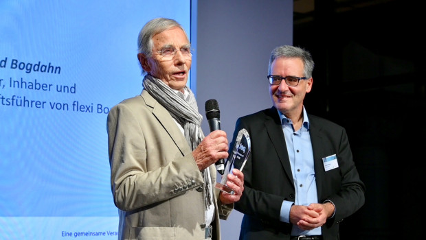 Manfred Bogdahn nahm den Award aus den Händen von pet-Chefredakteur Ralf Majer-Abele entgegen.