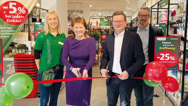 Freuen sich über die Eröffnung in Linz (von links): Filialleierin Barbara Freudenthaler, Vizebürgermeisterin Karin Hörzinger, Fressnapf-Geschäftsführer Hermann Aigner und Salesdirector Thomas Kerschbaumer.